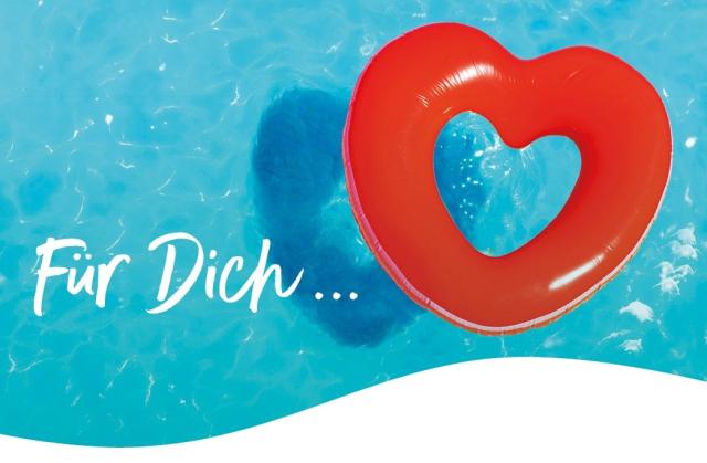 Herz schwimmt im Swimming-Pool